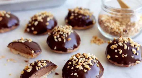 Chokladiga biskvier med hackade nötter, redo att avnjutas. Ett härligt biskvier recept för fikat.