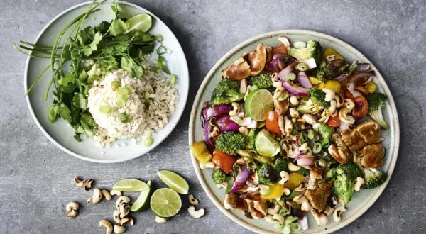 En härlig sommarmiddag med ris, färska örter och en wok med kyckling, grönsaker och cashewnötter. Ett perfekt sommarmiddag recept!