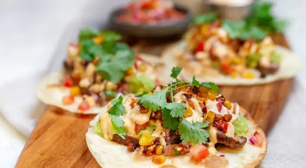Lyxiga tacos med kött, majs, tomat, avokado och koriander. Ett perfekt lyxigt tacos recept för helgen.