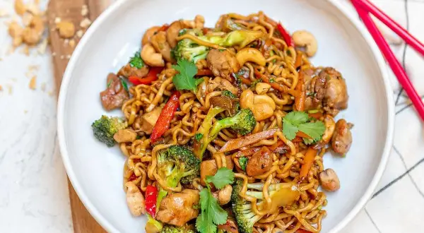 En skål med nudlar, kyckling, broccoli, paprika och cashewnötter. Perfekt för enkla middagar.