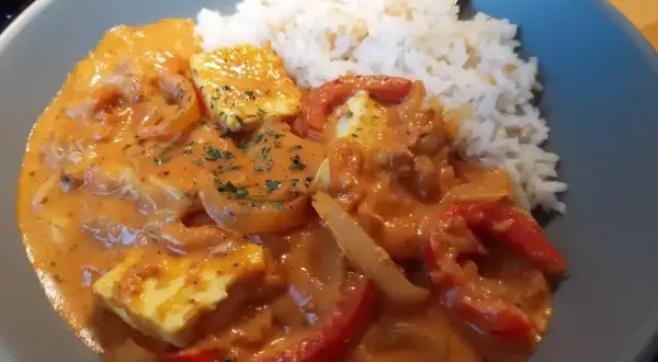 Halloumi stroganoff med ris. Krämig sås med halloumibitar, paprika och lök.