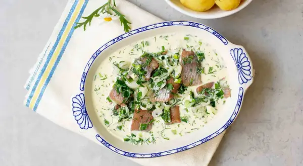 Matjessill i gräddig sås med dill och gräslök. Ett klassiskt matjessill recept som passar perfekt till midsommar.