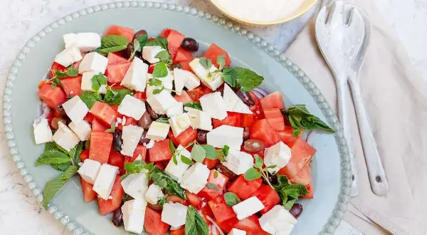 En uppfriskande vattenmelon sallad med fetaost, oliver och mynta. Perfekt för en varm sommardag.
