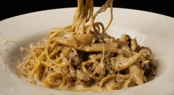 En krämig pasta med svamp, perfekt för ett snabbt svampsås recept. Serveras med riven parmesan.