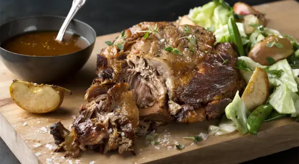 Saftigt fläskkött med äpple och grönsaker, perfekt för ett härligt **picnicbog recept**.