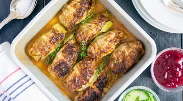 Kåldolmar i ugnsform, redo att serveras med lingonsylt. Ett klassiskt kåldolmar recept som doftar ljuvligt.