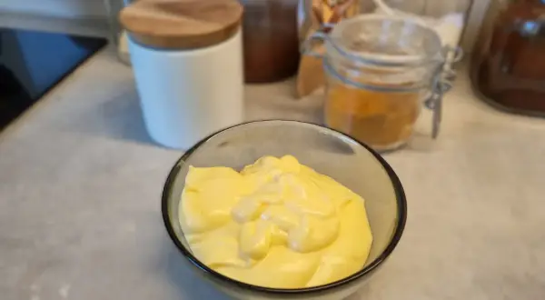 En skål med krämig sås till fisk. Perfekt för att lyfta smaken på din middag.