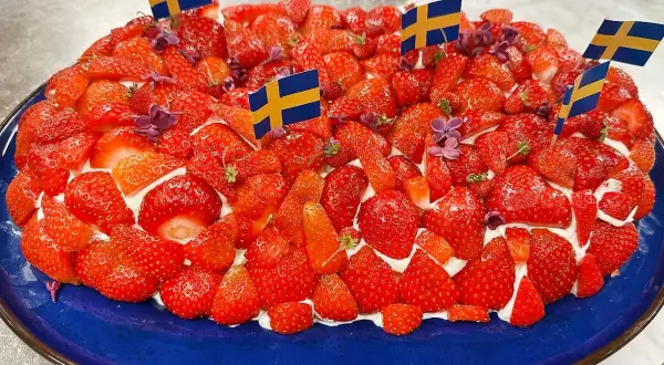 En härlig jordgubbstårta, perfekt för midsommar. Detta silviakaka recept är en favorit!
