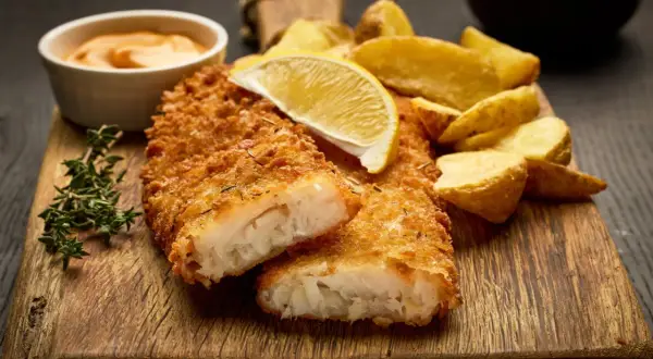 Krispigt panerad fisk med klyftpotatis, citron och en krämig sås. En klassisk rätt som alltid går hem.