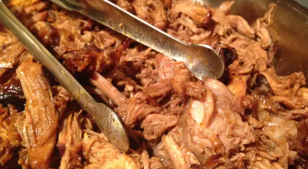 Saftigt pulled pork i ugn, redo att serveras med tång.