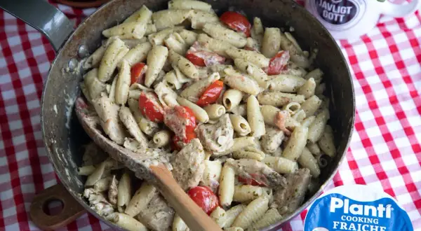 Pastasallad med kyckling och körsbärstomater, krämig egen pesto och en klick fraiche. Gott!