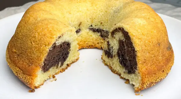 En saftig tigerkaka med chokladmönster, perfekt för ett fika. Detta tigerkaka recept är enkelt att följa.