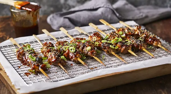 Kycklingspett glaserade i en härlig teriyakisås, toppade med sesamfrön och salladslök. Ett perfekt teriyakisås recept för grillen!