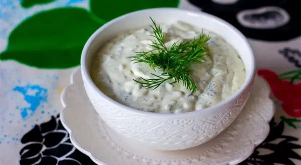 En skål med krämig skolans kalla fisksås, garnerad med dill. Perfekt till sommarmaten!