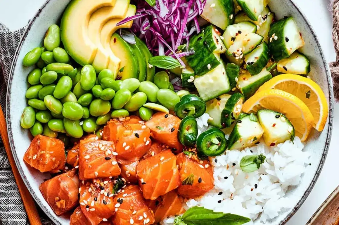 En skål med lax, edamamebönor, avokado, gurka, jalapeño och ris. En riktigt god sallad som ser fantastisk ut!