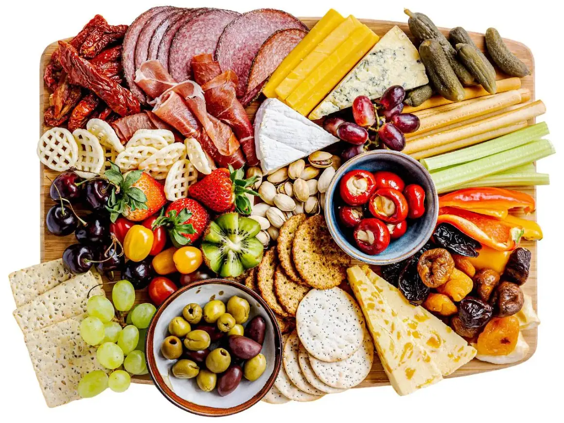Enkel kall plockmat med charkuterier, ostar, frukt, grönsaker och kex. Perfekt för mingel!