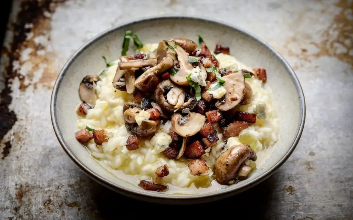 Krämig risotto med svamp och knaperstekt bacon, ett perfekt risotto recept kyckling.