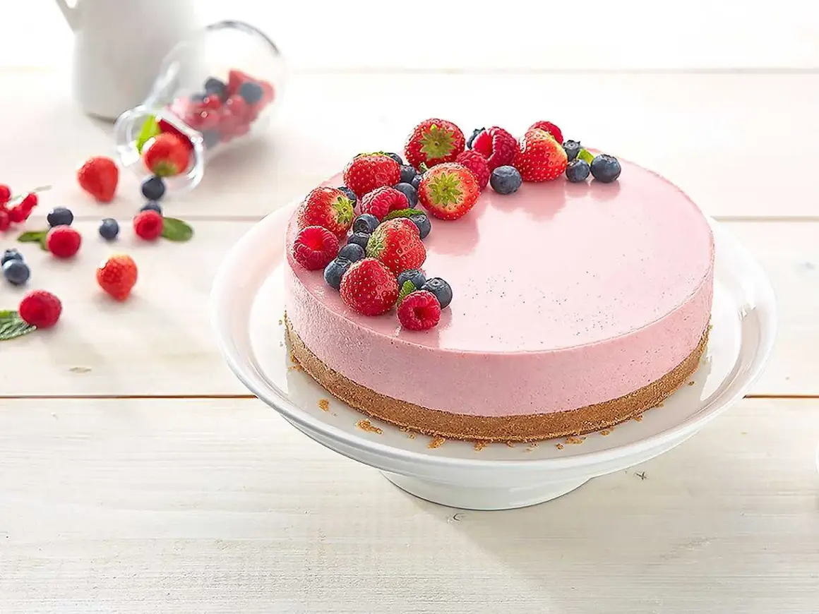 En rosa cheesecake med färska bär, perfekt att baka med Philadelphia.