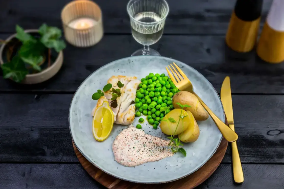 En tallrik med fisk, potatis, ärtor och en krämig romsås. Ett perfekt romsås recept för en härlig middag.
