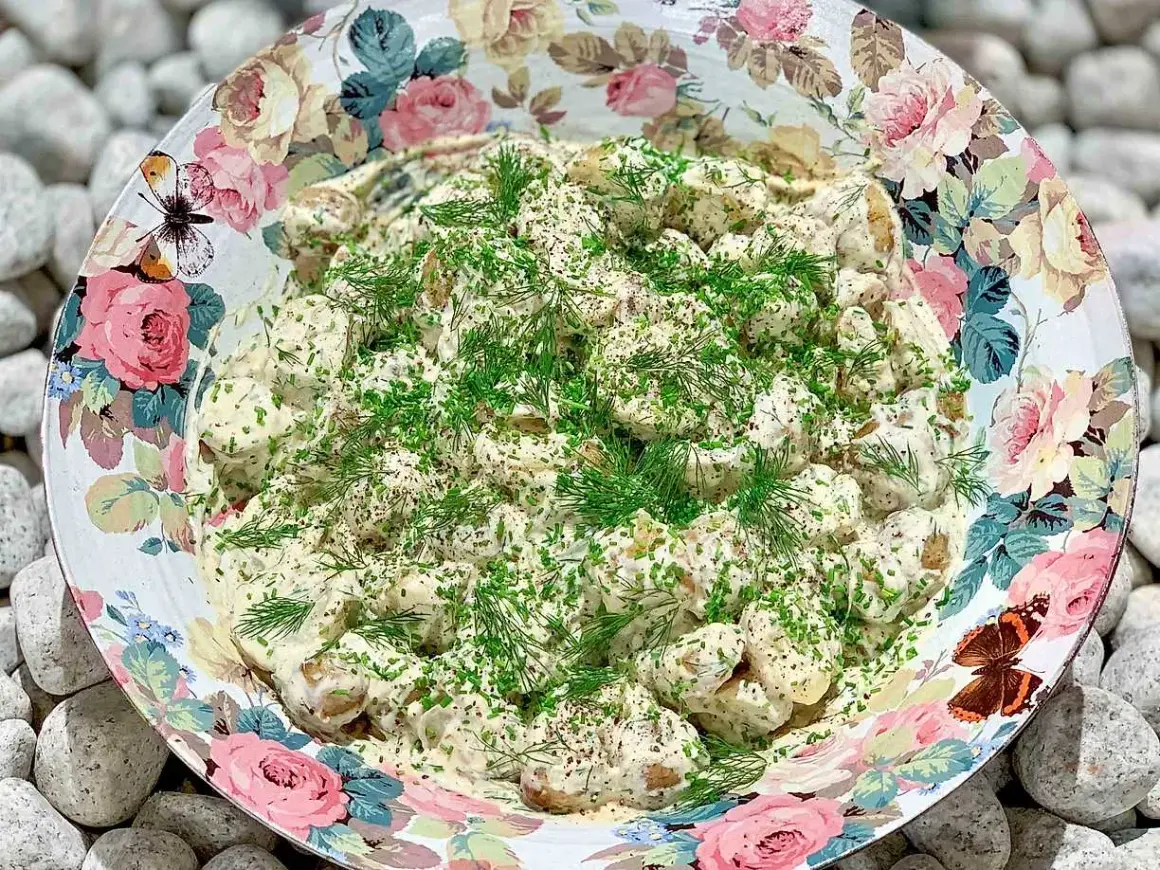 Krämig potatissallad med dill och gräslök, perfekt som tillbehör. Ett enkelt potatissallad recept för sommaren.