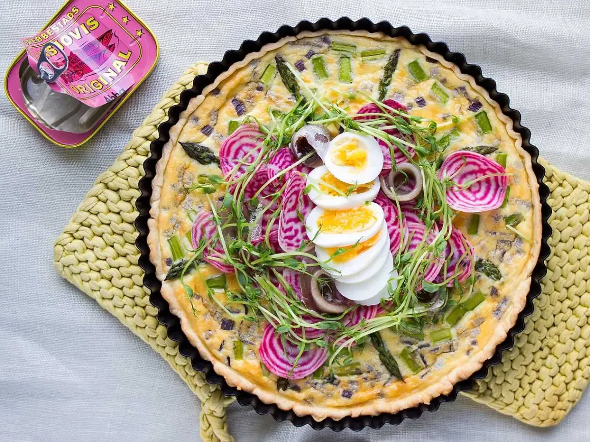 En läcker paj med sparris, rödbetor och ägg, perfekt påskbord mat. Bredvid en burk Abba Sill.