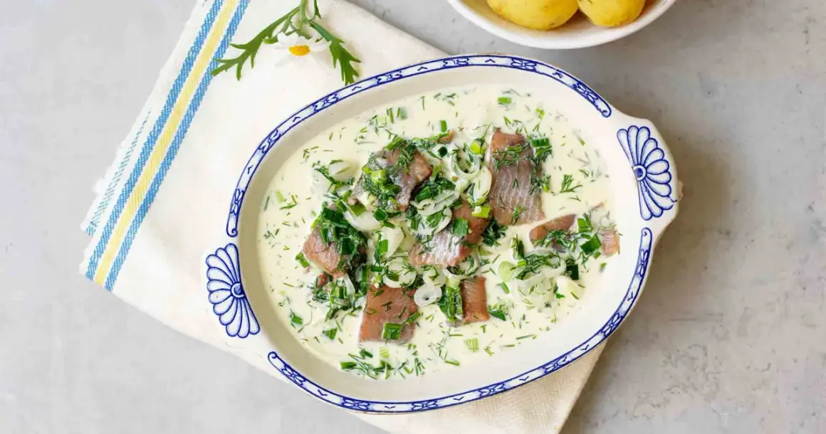 Matjessill i gräddig sås med dill och gräslök. Ett klassiskt matjessill recept som passar perfekt till midsommar.