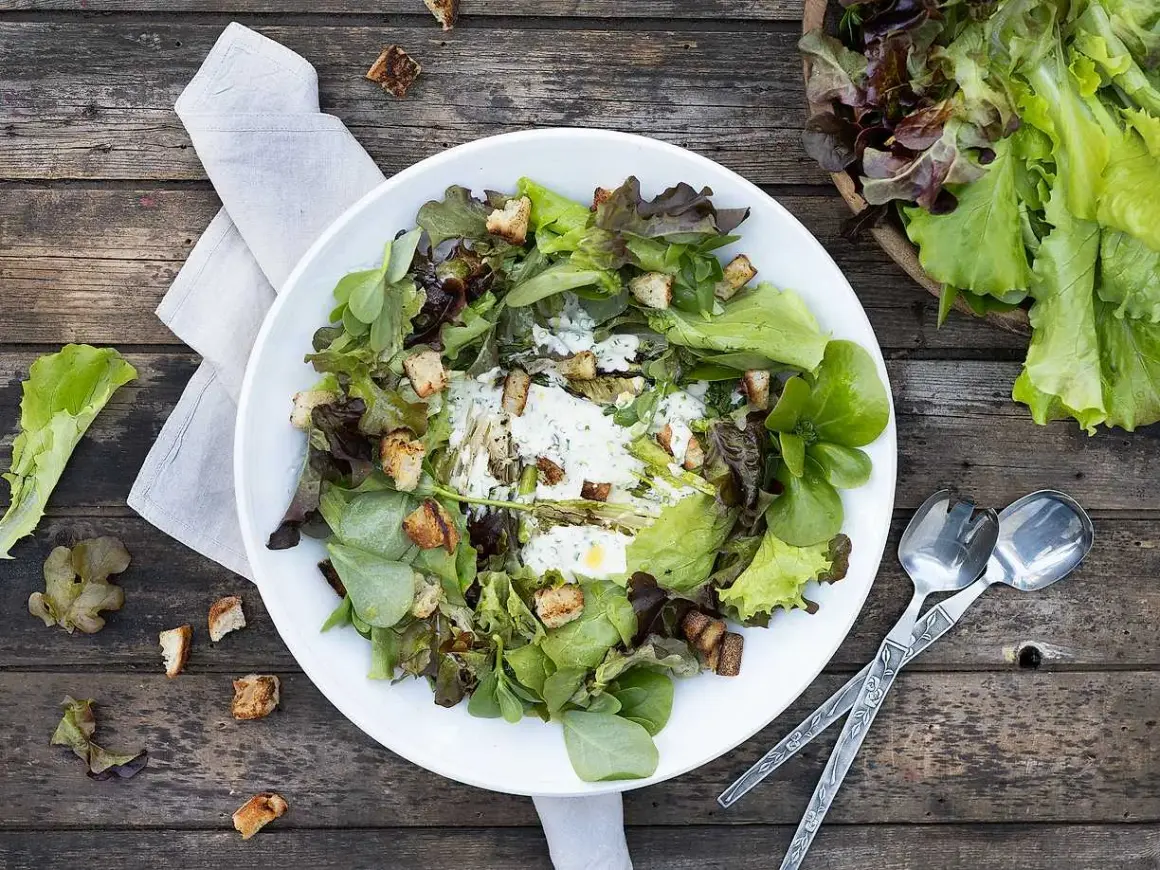 En härlig somrig sallad med blandade gröna blad, krutonger och en krämig dressing. Perfekt för en lätt lunch.