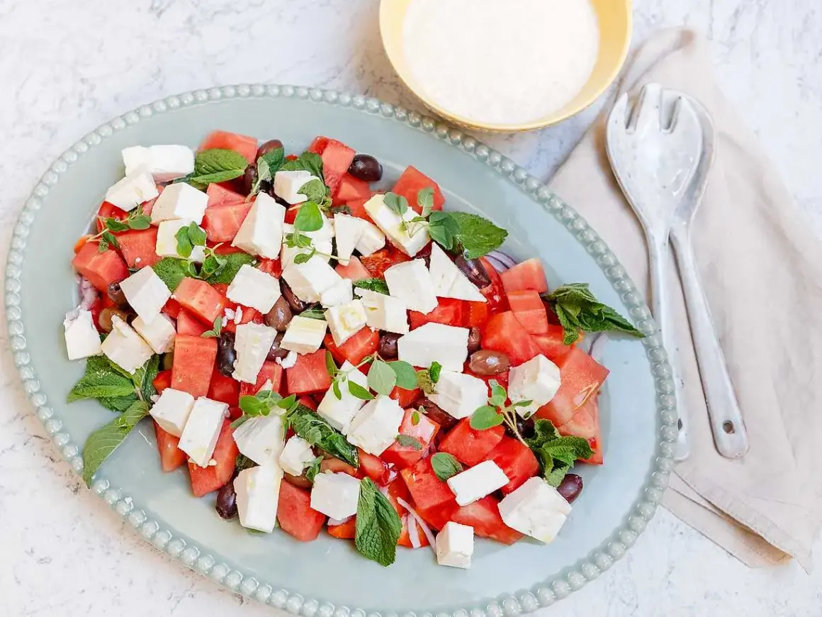 En uppfriskande vattenmelon sallad med fetaost, oliver och mynta. Perfekt för en varm sommardag.