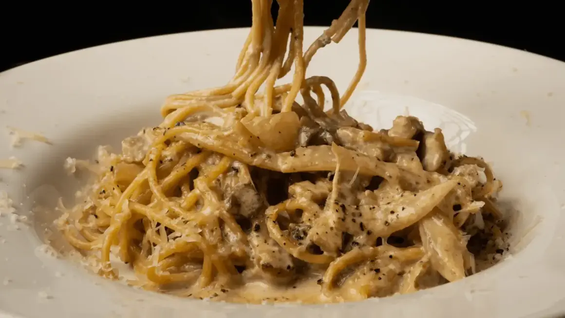 En krämig pasta med svamp, perfekt för ett snabbt svampsås recept. Serveras med riven parmesan.