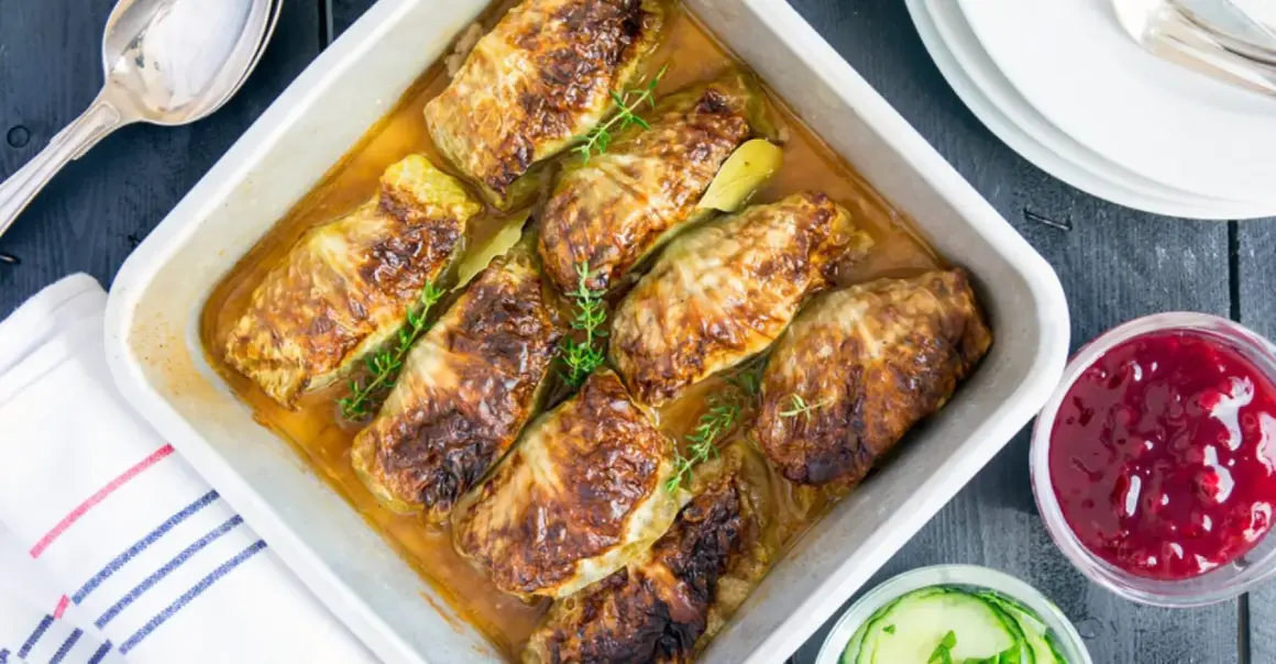 Kåldolmar i ugnsform, redo att serveras med lingonsylt. Ett klassiskt kåldolmar recept som doftar ljuvligt.