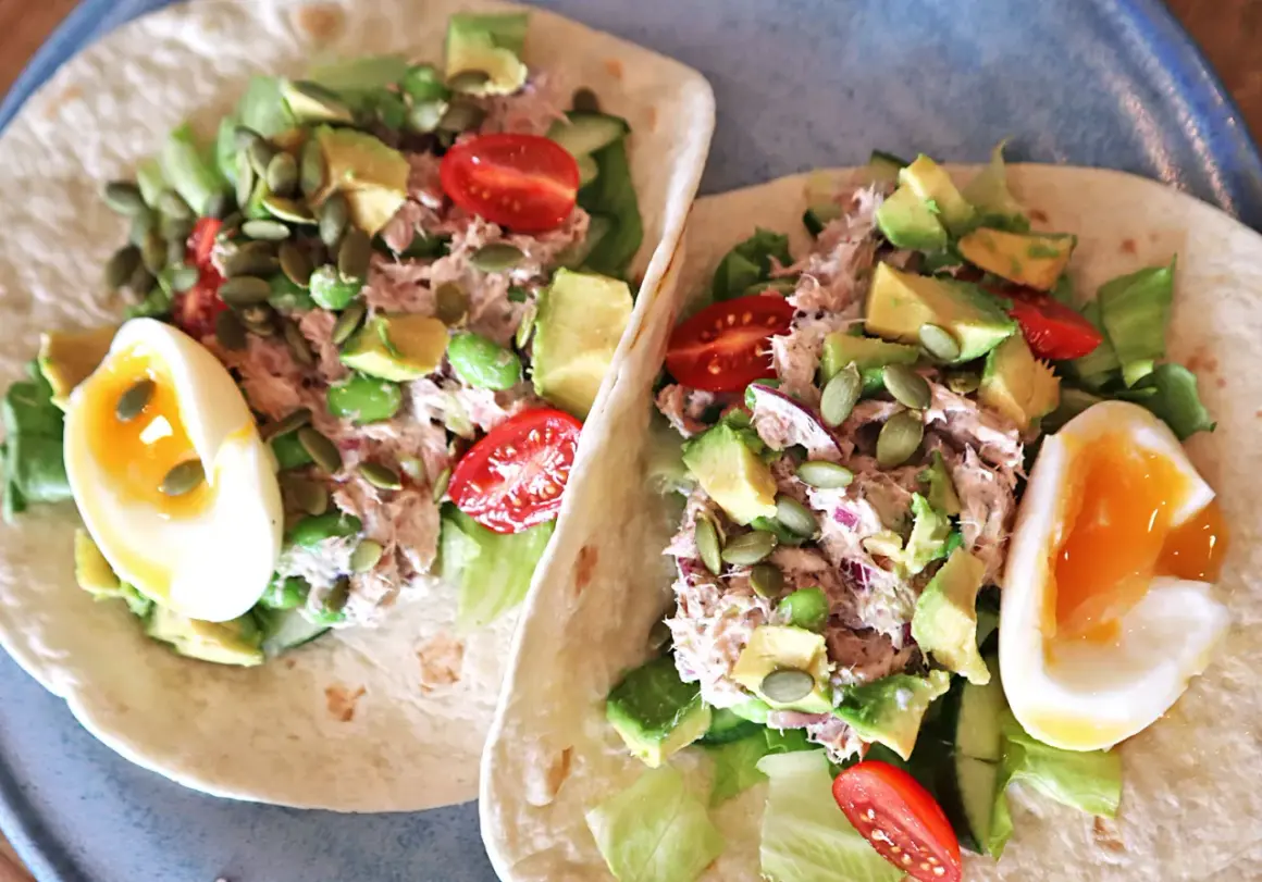 Två läckra tonfisk wraps med avokado, tomat, ägg och pumpafrön. Perfekt för en snabb och mättande lunch.