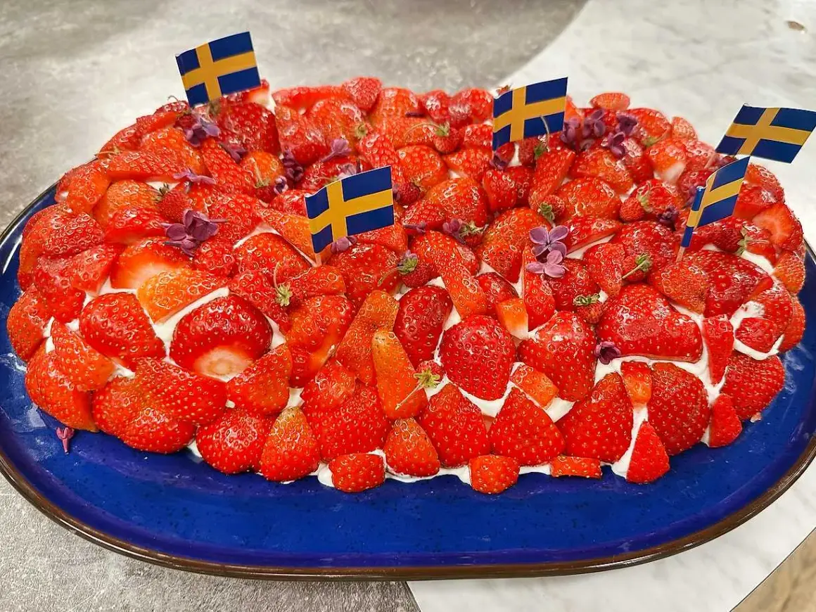 En härlig jordgubbstårta, perfekt för midsommar. Detta silviakaka recept är en favorit!