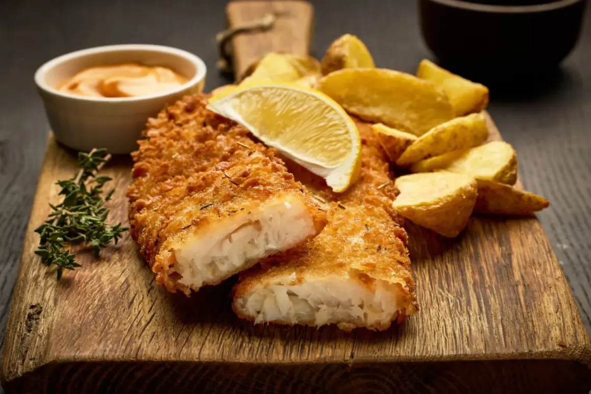Krispigt panerad fisk med klyftpotatis, citron och en krämig sås. En klassisk rätt som alltid går hem.