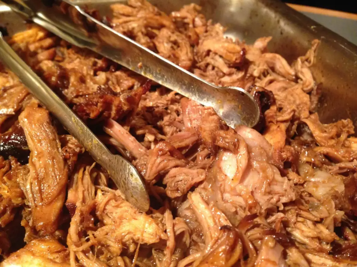 Saftigt pulled pork i ugn, redo att serveras med tång.