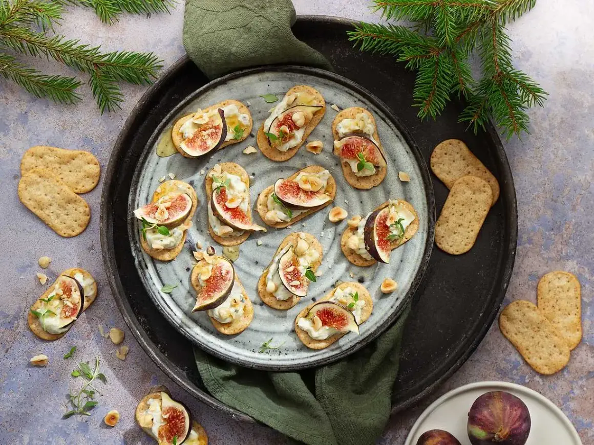 Smakliga snittar med fikon, ost och nötter på kex. Ett enkelt och elegant snittar recept för festen.