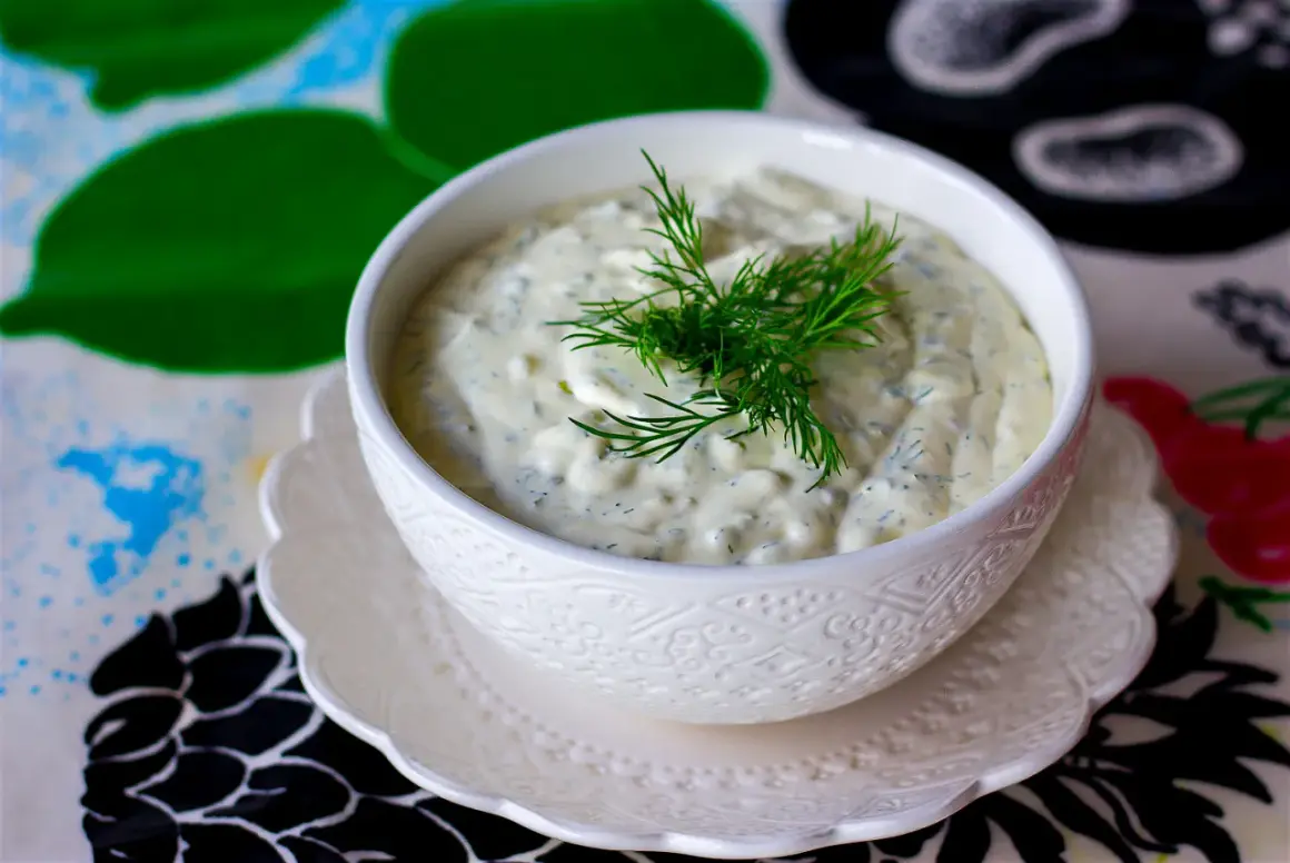 En skål med krämig skolans kalla fisksås, garnerad med dill. Perfekt till sommarmaten!