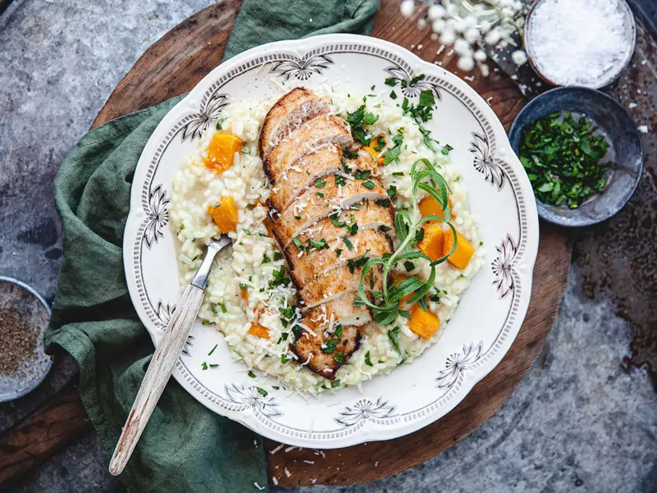 En krämig risotto med kyckling, pumpa och örter. Ett perfekt risotto recept kyckling för en mysig middag.