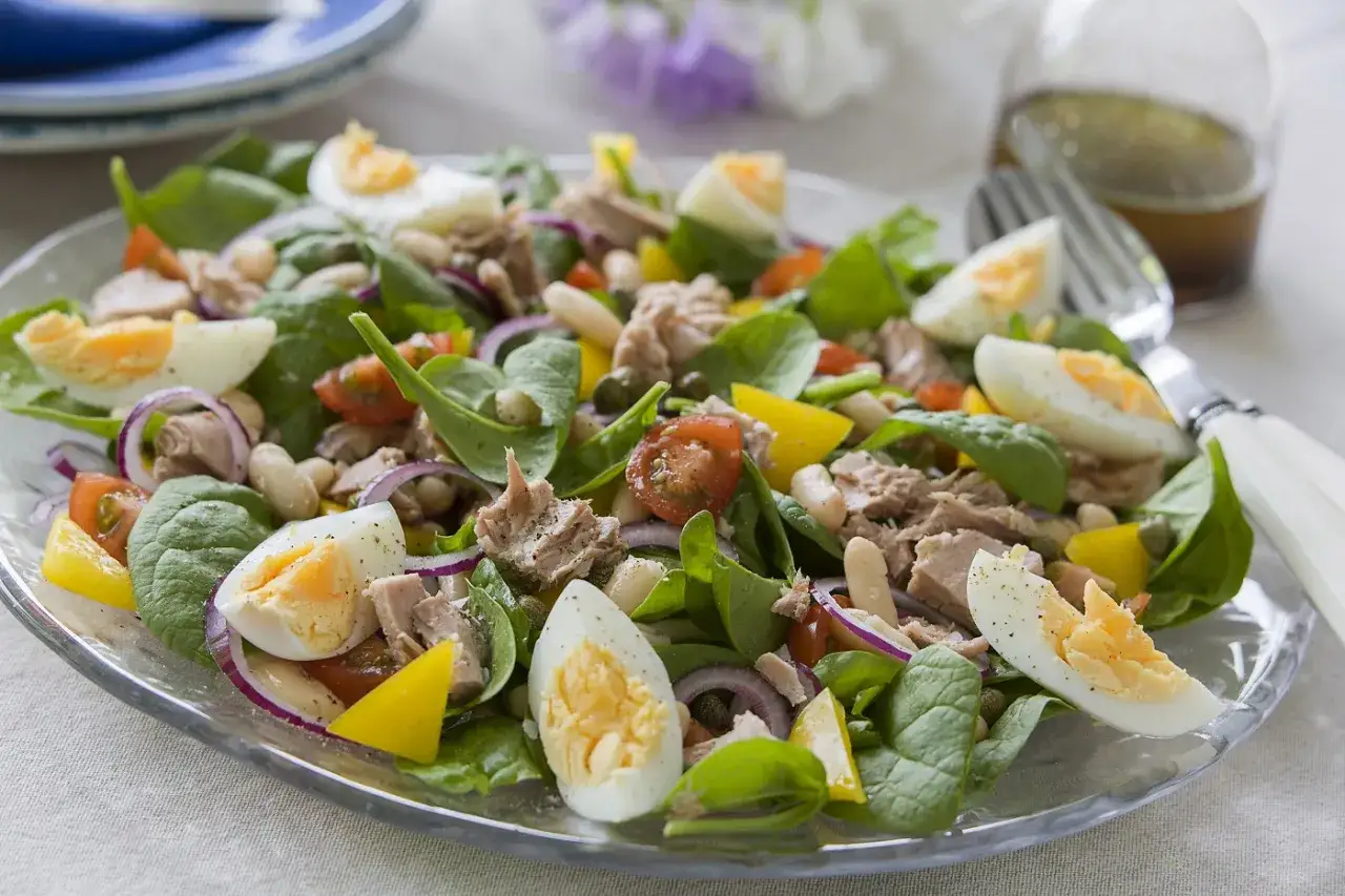 En härlig tonfisk sallad med ägg, bönor, tomat och lök. Perfekt för en lätt lunch.