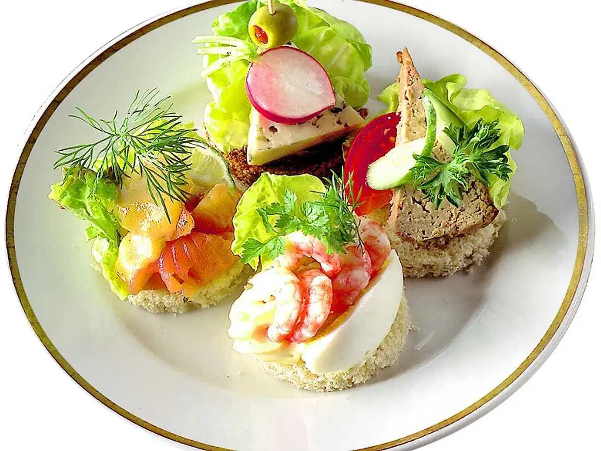 Smörgåsar med räkor, lax, paté och ost. Välkomna till en värld av goda snacks!