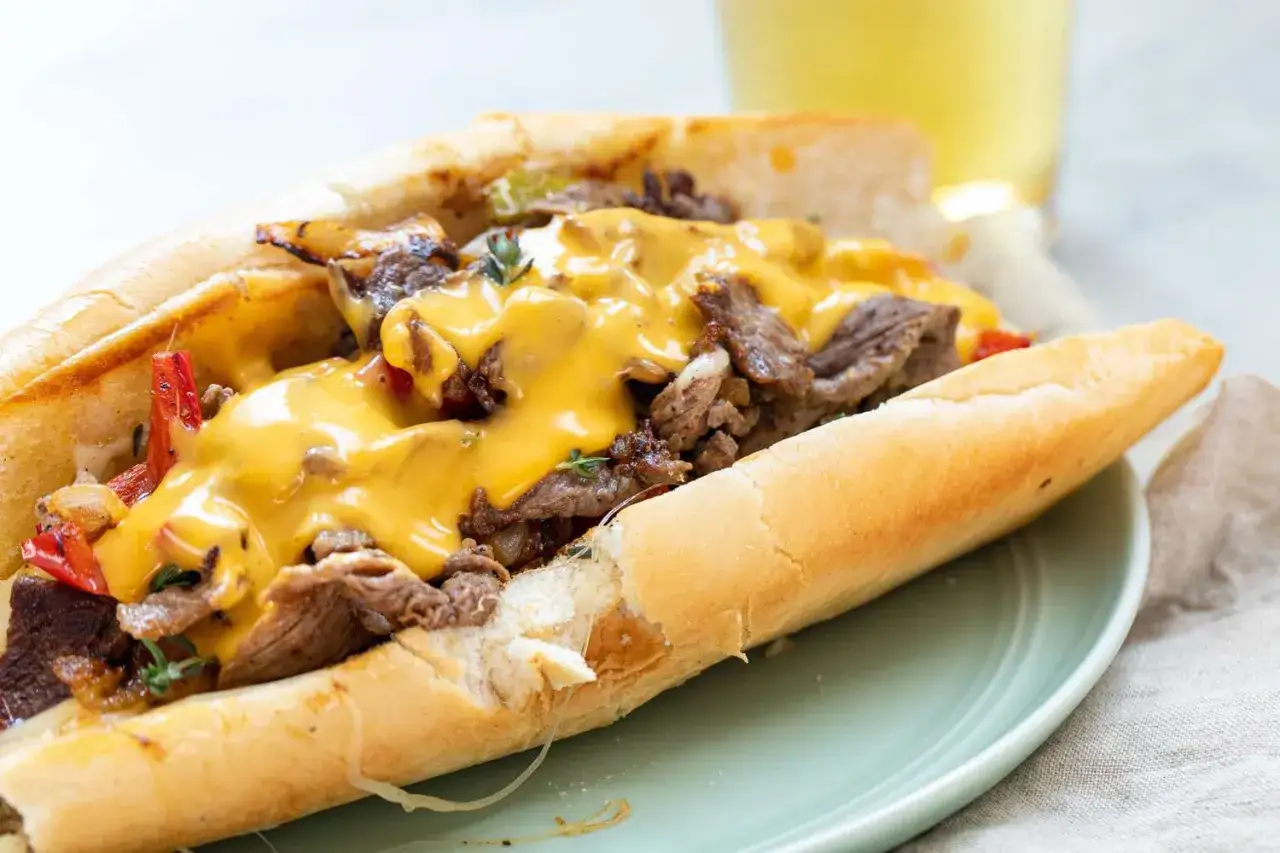 En saftig philly cheese steak med smält ost, möra köttstrimlor och paprika i ett mjukt bröd. En klassiker som smakar fantastiskt!