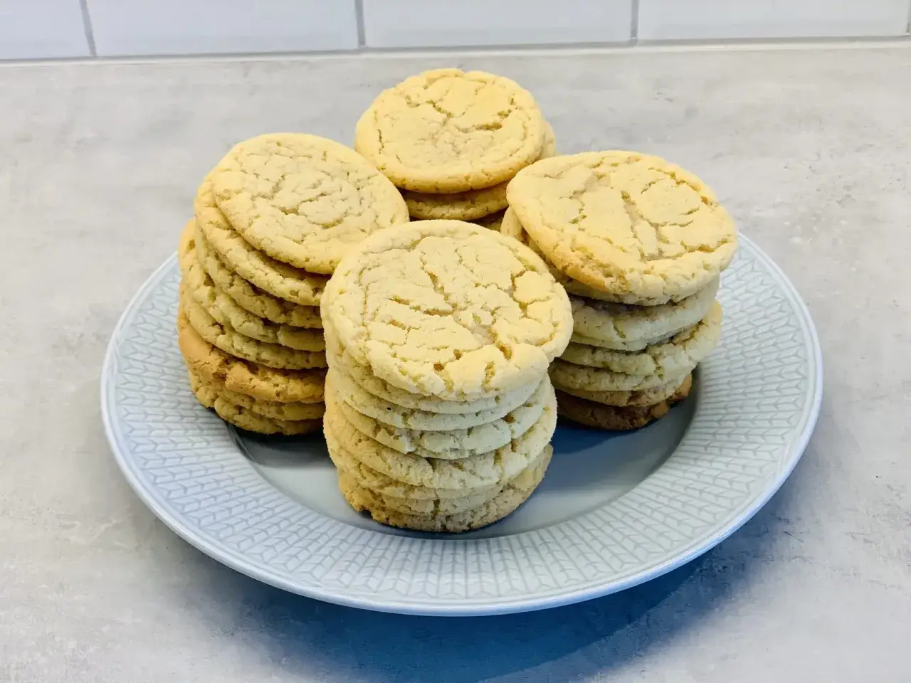 En hög med hembakade kakor, perfekta för ett dumlekakor recept. De ser så goda ut!