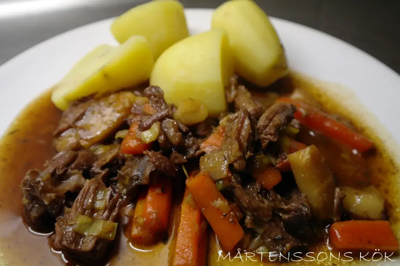 En mustig skinkstek i gryta med mjuka potatisar och saftiga morötter. En klassisk svensk rätt som värmer själen.