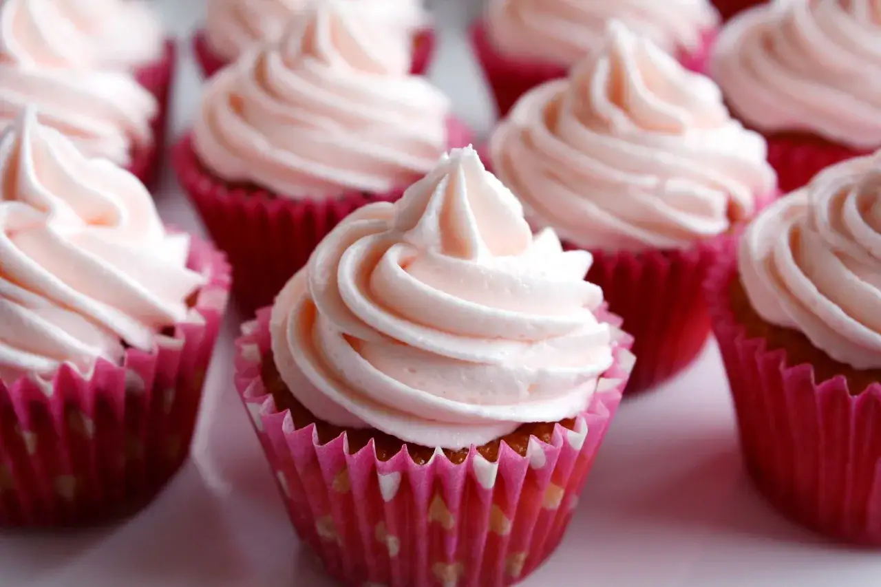 Sju rosa cupcakes med fluffig frosting. Perfekt för ett enkelt cupcakes recept.
