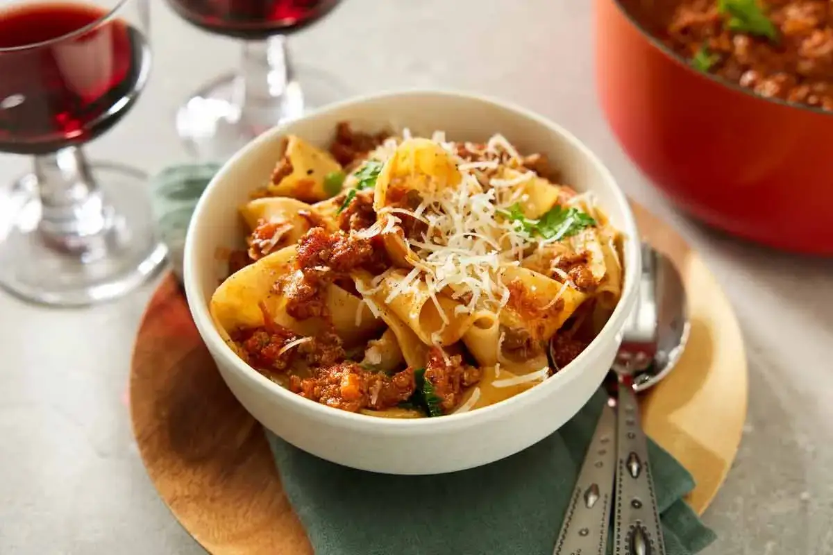 En sk&aring;l med paccheri pasta med en mustig ragu, toppad med riven parmesan. Perfekt f&ouml;r ett mysigt kv&auml;llsm&aring;l med detta ragu recept.