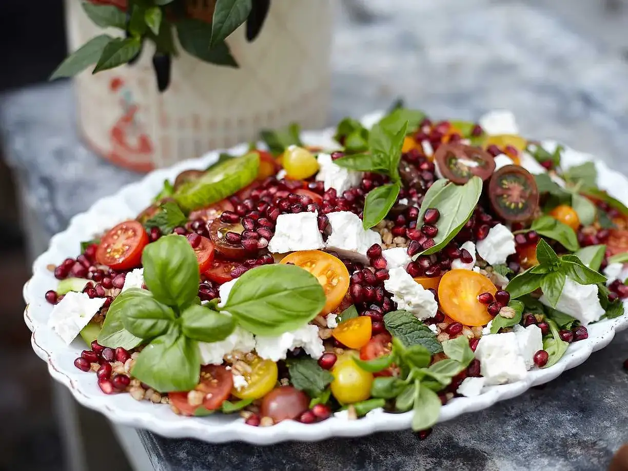 En färgglad sallad till grillat med granatäpple, fetaost, tomater och basilika. Perfekt som tillbehör!