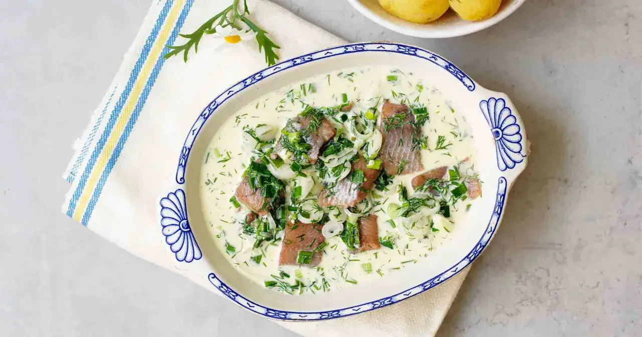 Matjessill i gräddig sås med dill och lök, ett klassiskt recept.