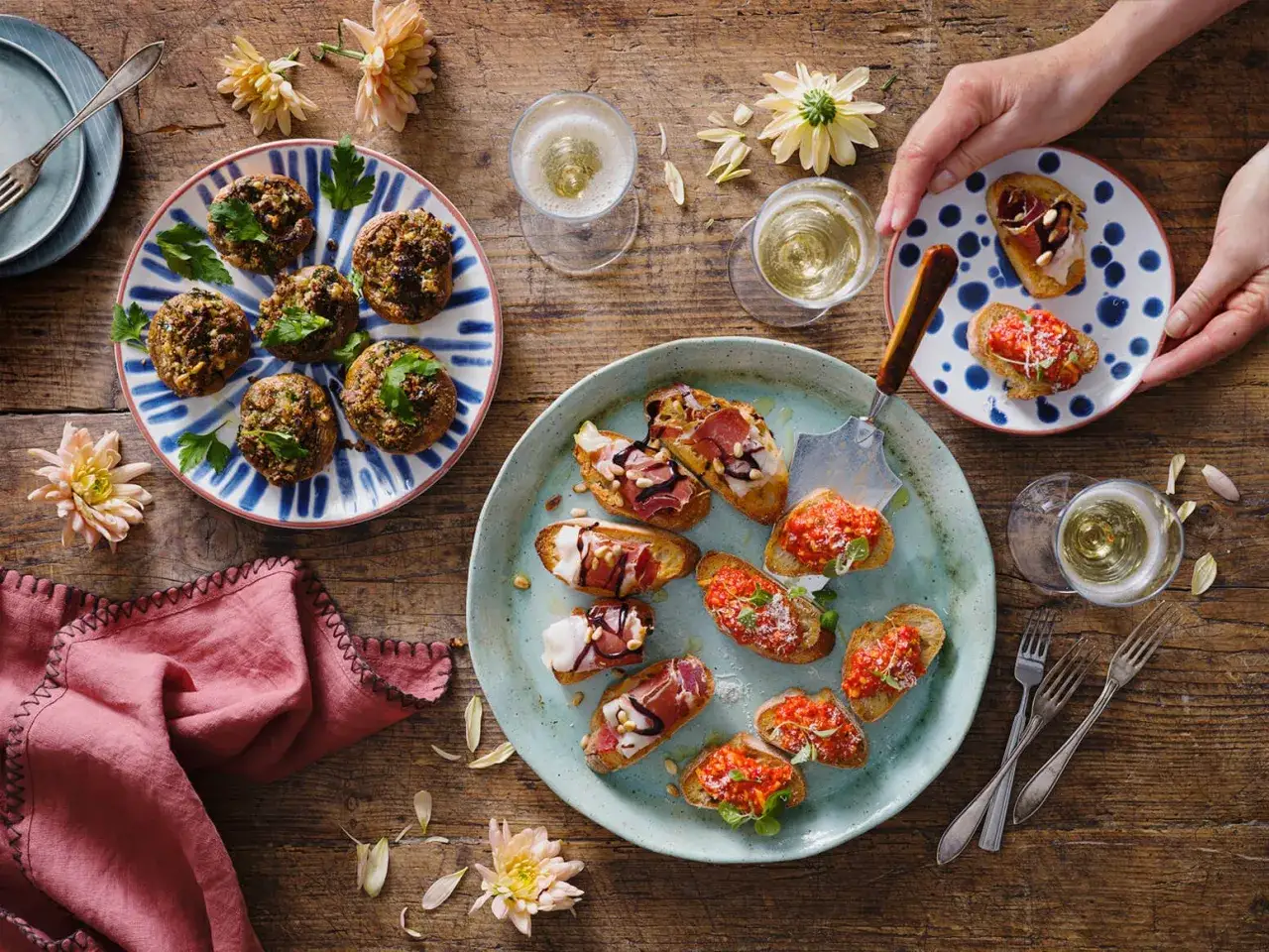 En härlig dukning med olika tapas, som bruschetta med tomat och prosciutto, samt fyllda champinjoner. Perfekt för ett tapas recept!