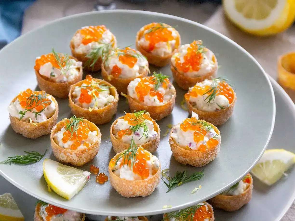 Små krustader med en krämig fyllning toppad med orange rom och dill. En festlig och god förrätt.