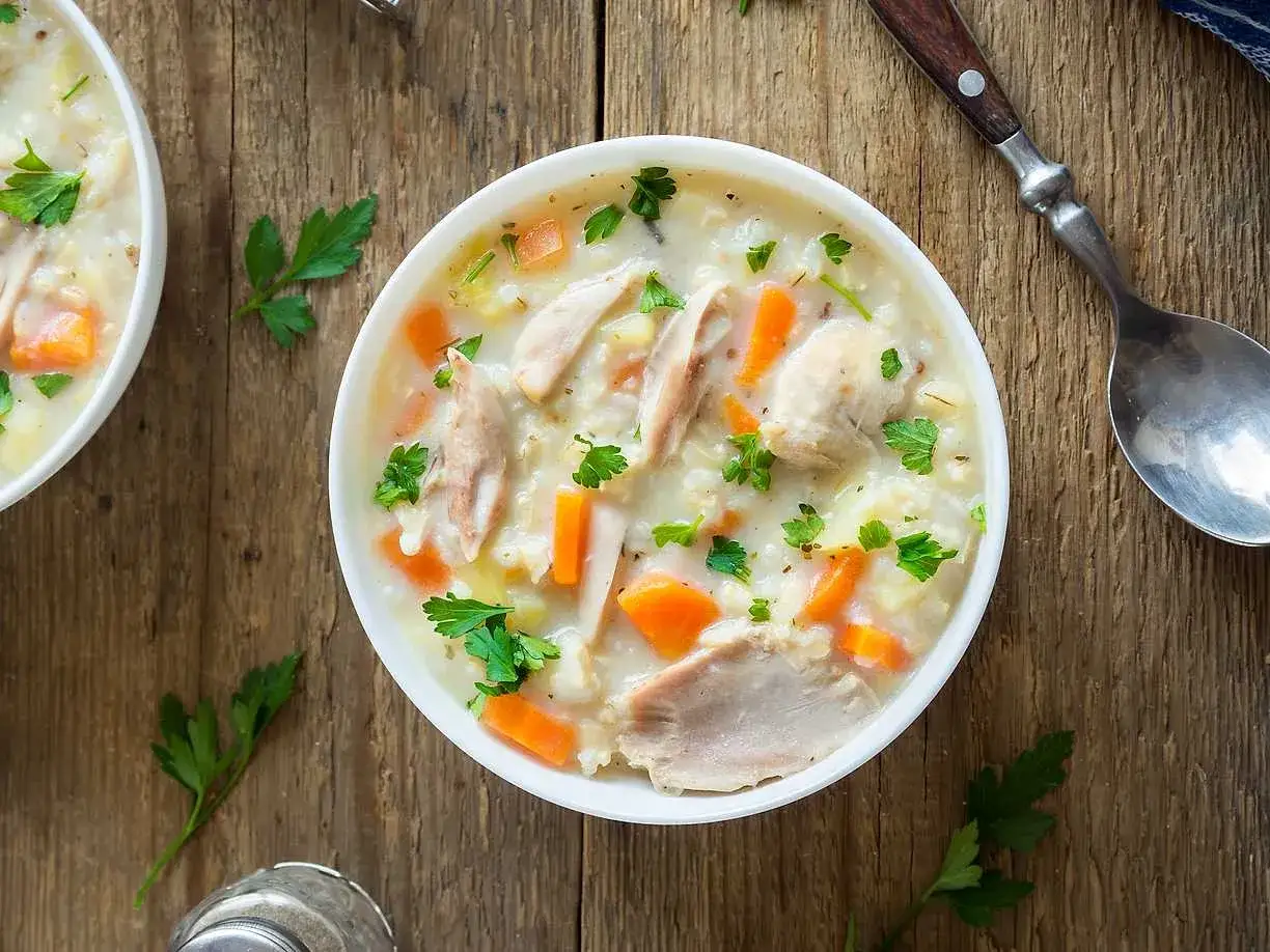 En krämig kycklingsoppa med morötter och persilja, perfekt för ett värmande kycklingsoppa recept.