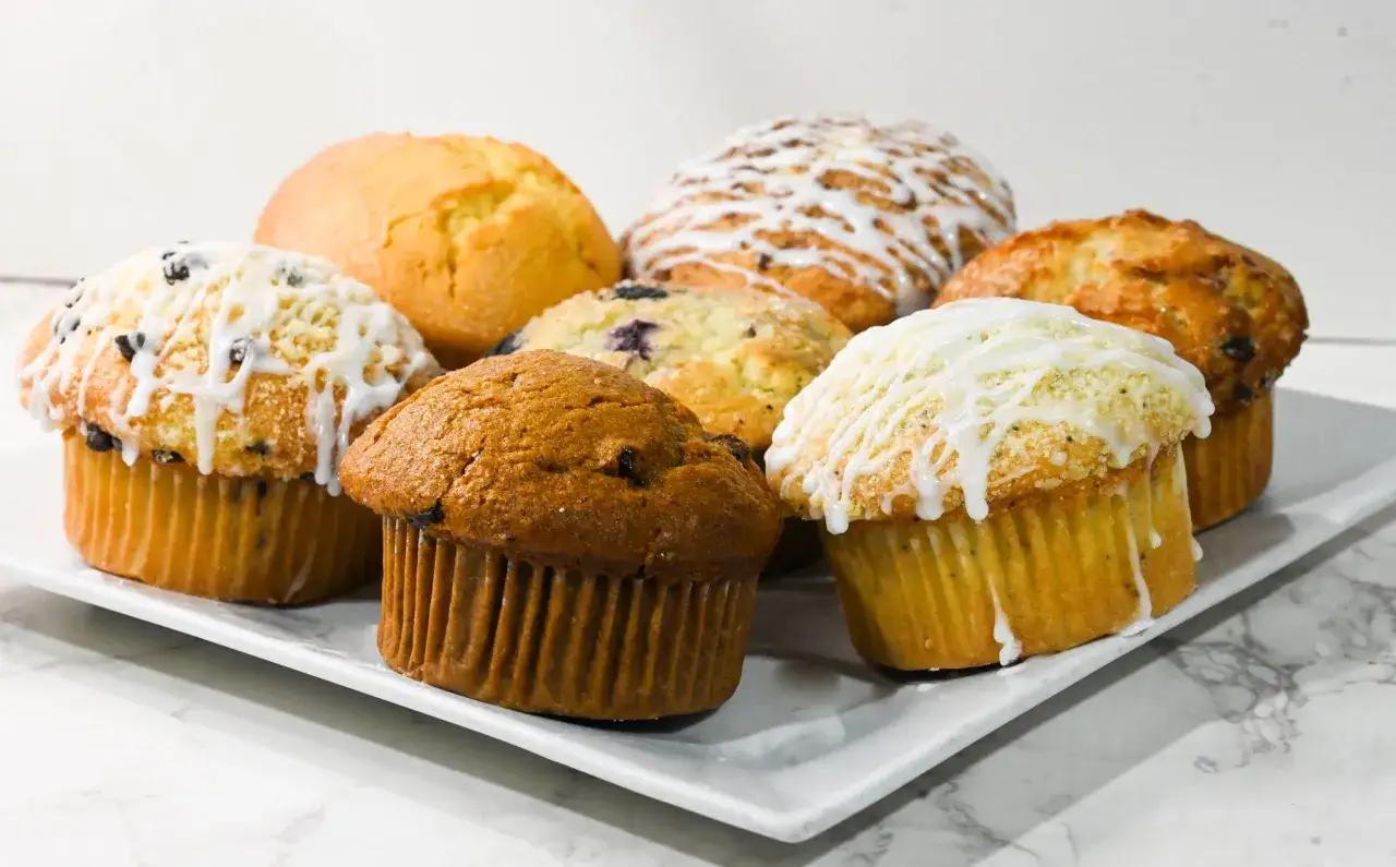 Sju olika muffins på ett fat, redo att avnjutas. Perfekt för ett muffins recept.